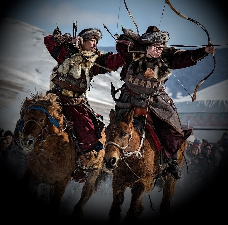 Воины Чингисхана на коне и с луком
