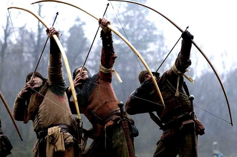 В 12 веке в Англии был изобретен длинный лук, пробивающий доспехи рыцарей